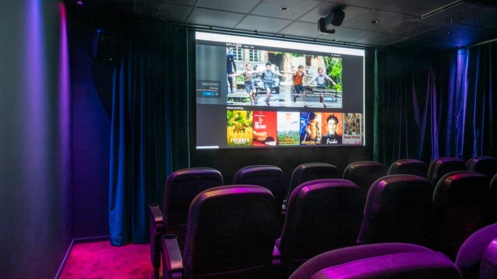 Quality Hotel The Reef Cinema